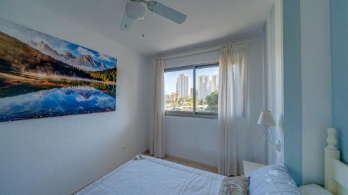 - une chambre dotée d'une fenêtre et d'une peinture murale dans l'établissement Apartamento La Cala Finestrat, à La Vila Joiosa