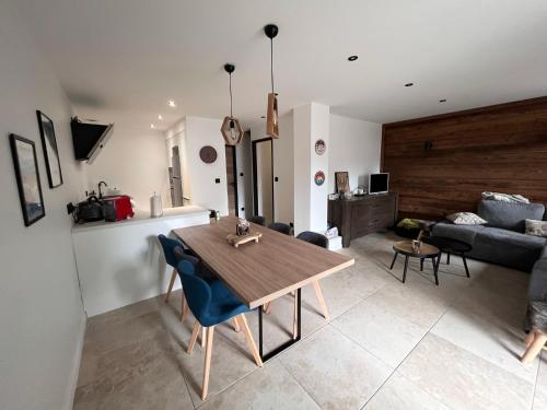 un salon avec une table en bois et un canapé dans l'établissement Appartement en montagne 90m2 3 chambres, à La Chal