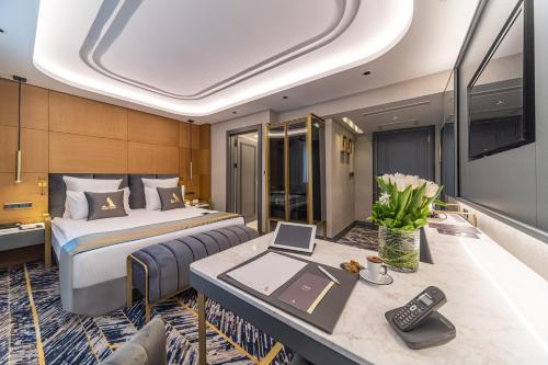een hotelkamer met een bed en een bureau met een laptop bij Altinel Ankara Hotel & Convention Center in Ankara