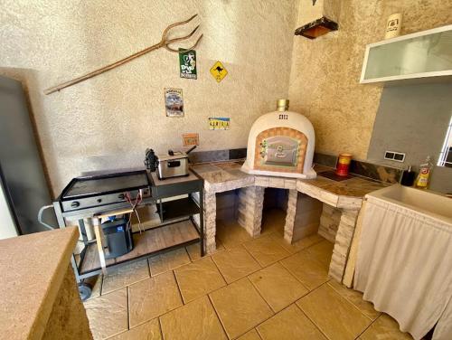 - une cuisine équipée d'une cuisinière et d'un comptoir avec cuisinière four supérieur dans l'établissement Villa coccinella, à Les Omergues