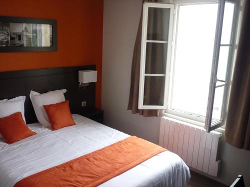Un pat sau paturi într-o cameră la Hotel De La Plage