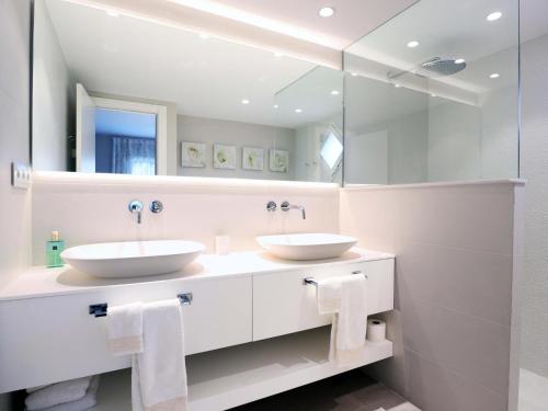ein Badezimmer mit zwei Waschbecken und einem großen Spiegel in der Unterkunft Sagaro Mar D32011 in Sant Feliu de Guixols