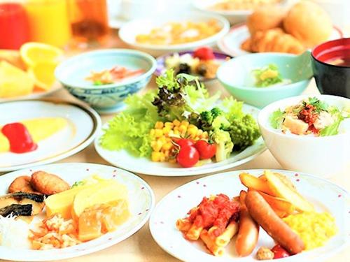 un montón de platos de comida en una mesa en J Hotel Rinku en Tokoname