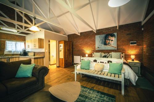 un soggiorno con letto e divano di Titanic View - Place of Peace a Clarens
