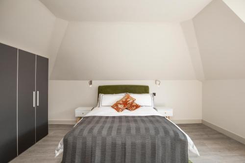 ein Schlafzimmer mit einem großen Bett in einem Zimmer in der Unterkunft Luxury spacious modern new apartment -fully equipped in London