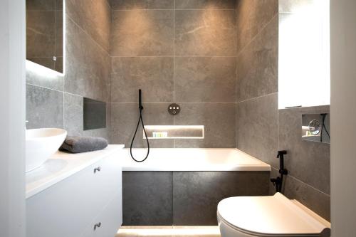 ein Bad mit einem WC und einem Waschbecken in der Unterkunft Luxury spacious modern new apartment -fully equipped in London