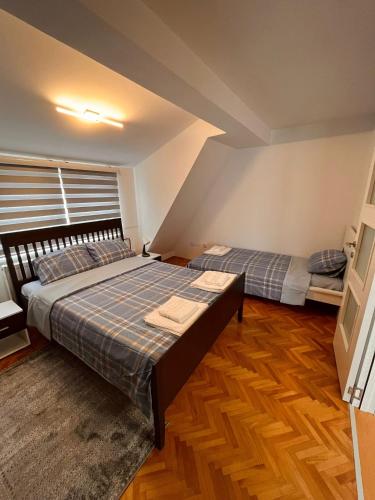- 2 lits dans une chambre dotée de parquet dans l'établissement Dekster apartmani, à Valjevo