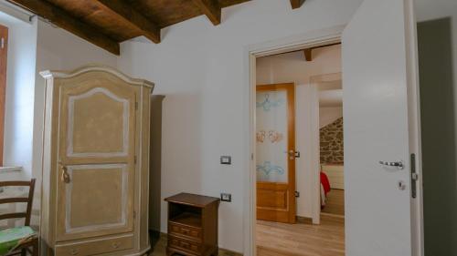 a hallway with a room with a door and a room with a table at Villa Maria in Mamoiada