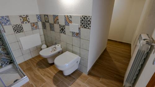 a bathroom with a toilet and a sink at Villa Maria in Mamoiada