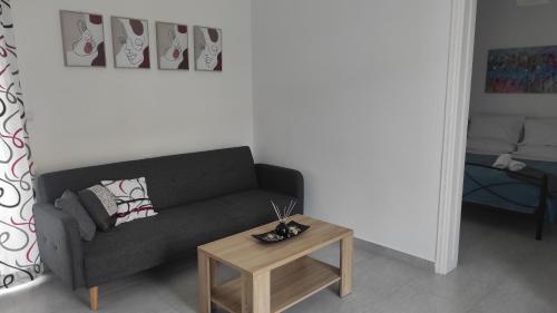 sala de estar con sofá y mesa en Askeli Breeze, en Poros