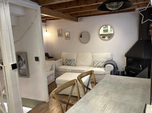 uma sala de estar com um sofá e uma mesa em Casa MARcerdanya em Puigcerdà