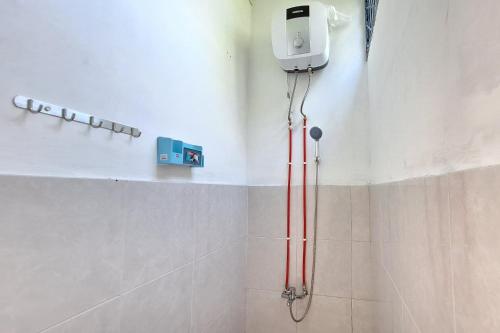 Bilik mandi di Reddoorz Syariah near Terminal Bus Giwangan
