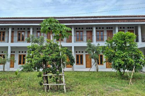 Taman di luar Reddoorz Syariah near Terminal Bus Giwangan