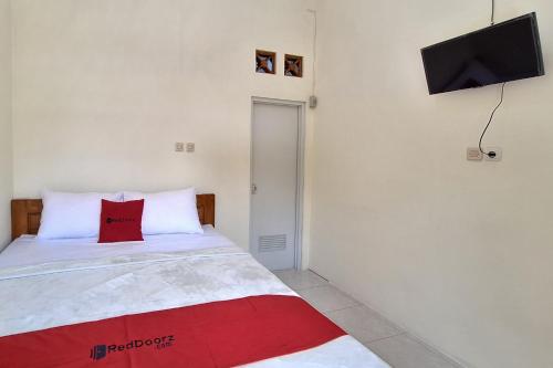 Katil atau katil-katil dalam bilik di Reddoorz Syariah near Terminal Bus Giwangan