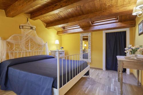 - une chambre avec un lit et un plafond en bois dans l'établissement Locanda del Gagini, à Palerme