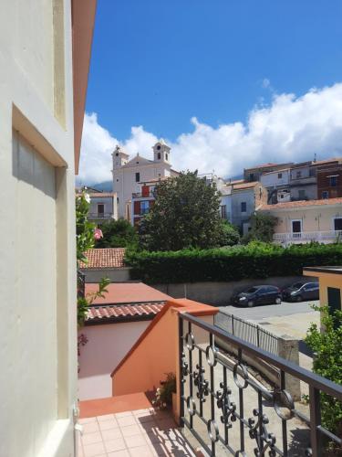 - un balcon offrant une vue sur un bâtiment dans l'établissement Casa vacanza L'arte di Ba' - Maison, à San Nicola Arcella