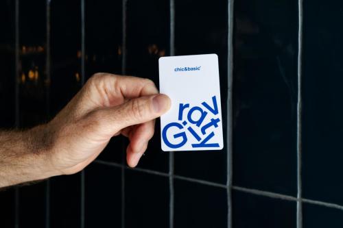 a hand holding a white card with the words toy gyz at chic&basic Gravity in Porto