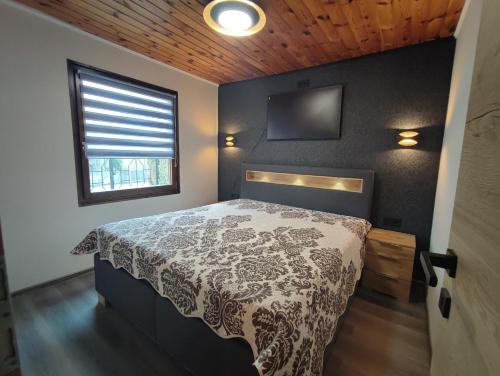 Schlafzimmer mit einem Bett und einem Fenster in der Unterkunft Ferienhaus mit Göttweigblick in Furth