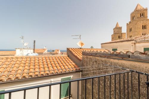 - une vue depuis le balcon d'un bâtiment avec des toits en tuiles orange dans l'établissement Bedda Casa, à Cefalù