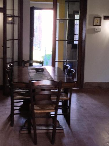 奇塔德拉皮耶韋的住宿－ROSMARINO CASALE，窗户客房内的一张木桌和椅子