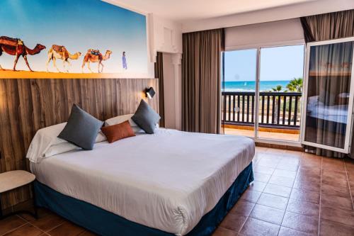 - une chambre avec un lit et une vue sur l'océan dans l'établissement Be Live Collection Saïdia, à Saïdia