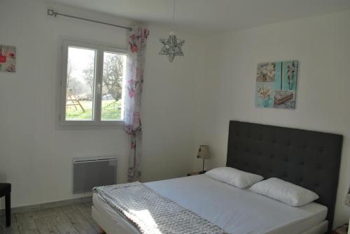 Un dormitorio con una cama grande y una ventana en Au Mas du Bec Pointu entre DIOIS et PROVENCE, en Eygluy