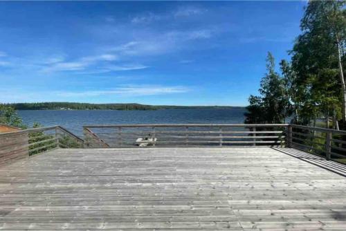 Gallery image of 3 bedroom lakehouse with private bridge and garden in Sundsvall