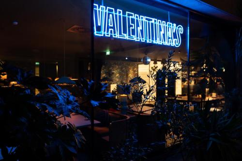 a sign in a store window with plants in front at chic&basic Gravity in Porto