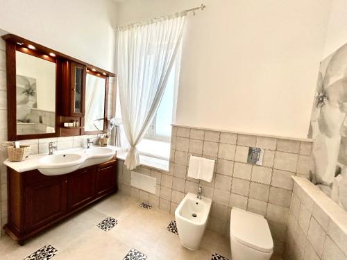 Bilik mandi di Villa Cavalieri Country Hotel