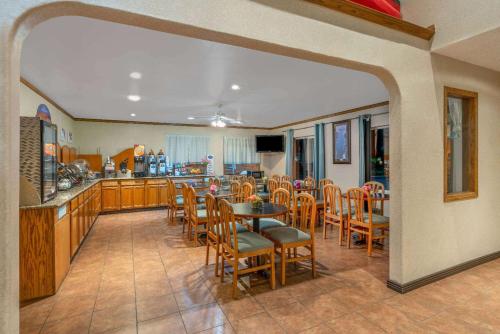 een keuken en eetkamer met een tafel en stoelen bij Baymont by Wyndham Salida in Salida