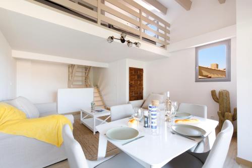 un salon blanc avec une table et un canapé dans l'établissement Le Maxi Moi YourHostHelper, à Sainte-Maxime