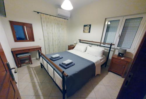 een slaapkamer met een bed met twee handdoeken erop bij Villa Elaia in Almirida