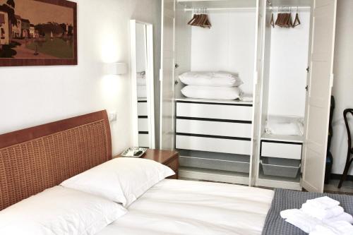 a bedroom with a bed and a closet at Monolocale a pochi passi dal mare in Portoscuso