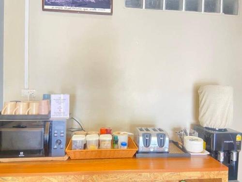 Příslušenství pro přípravu čaje a kávy v ubytování Bluegelatohousekohtao
