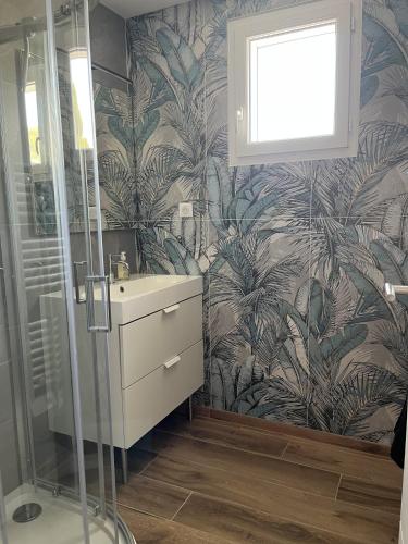 une salle de bain avec douche et lavabo dans l'établissement Sea, Sweet & Sun - Vue sur mer - T3 - Plage commerce et port à pieds, à Sausset-les-Pins