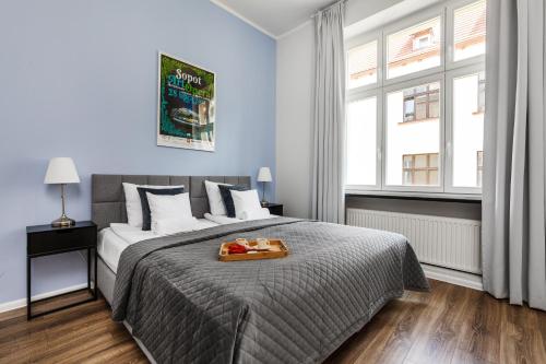 een slaapkamer met een bed met twee teddyberen erop bij Happy Stay Sopot Monte Cassino 44 B in Sopot