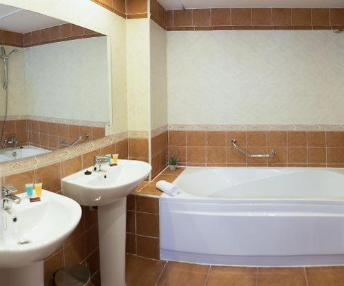 Et badeværelse på Hotel Wellness Marbella Hills