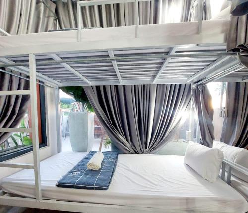 Giường trong phòng chung tại Hue nice dorm
