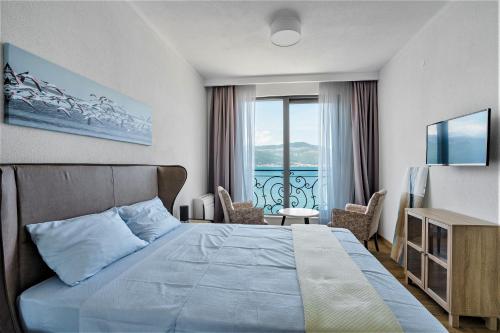 克拉西奇Beachfront villa Pearl of Adria的一间带床且可欣赏海景的酒店房间