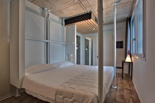 a bedroom with a large bed in a room at Anda Venice Hostel in Mestre