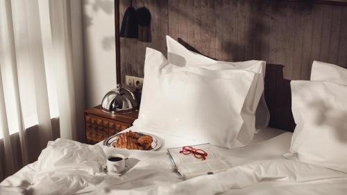 - une assiette de nourriture et une tasse de café sur le lit dans l'établissement Kass Diamond Resort, à Tsalka