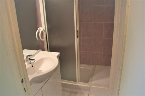 une salle de bain avec une douche, un lavabo et des toilettes dans l'établissement Studio 340, Héliopolis AB au village naturiste, au Cap d'Agde