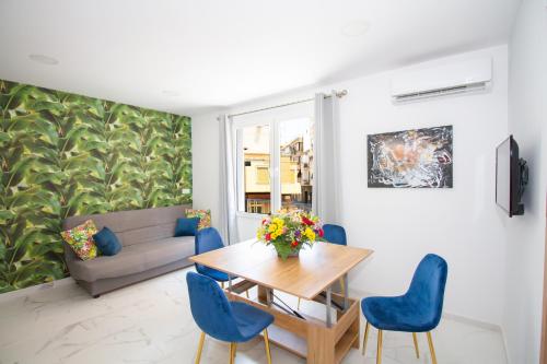 salon ze stołem i niebieskimi krzesłami w obiekcie Art Apartments Alicante w Alicante