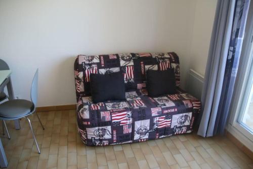 - un canapé dans le coin d'une pièce dans l'établissement Studio 141 Port Soleil B1 au village naturiste, au Cap d'Agde