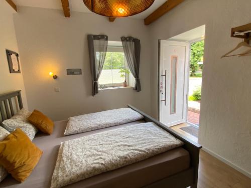 a bed with two pillows on it in a room at Kleines Doppelzimmer mit eigenem Bad und Kühlschrank, frisch saniert in Friedrichskoog