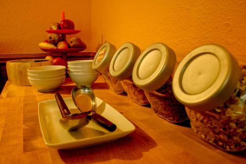 ein Tisch mit Tellern und Besteck auf einem Teller in der Unterkunft Eco Hotel Mundaka in Mundaka