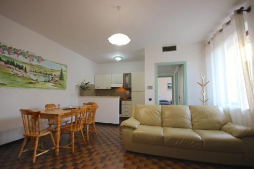 a living room with a couch and a table and a kitchen at Case VR Holiday Appartamenti Bellavista in San Mauro di Saline