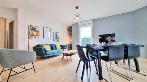 une salle à manger et un salon avec une table et des chaises dans l'établissement Chez Margot & Fawaz - Parking - 3 chambres - Jardin - Relax BNB, à Colmar