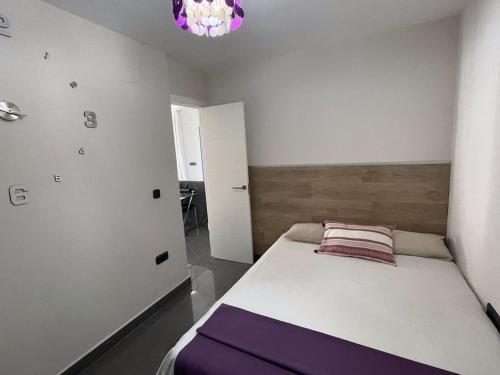 um quarto com uma cama com uma almofada em Magnifico chalet con piscina em Vallesa de Mandor