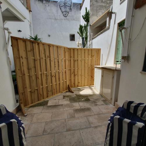 une clôture en bois dans une chambre avec un portail dans l'établissement Dalla zia Maristella, à Novoli